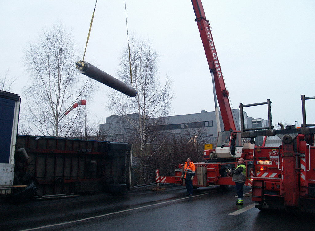 LKW Anhaenger umgekippt Koeln Niehl Geestemuenderstr Industriestr P55.JPG